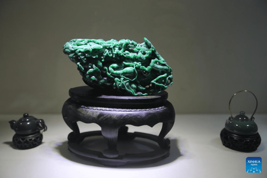 Pic story: inheritor of jade carving art in Beijing-9