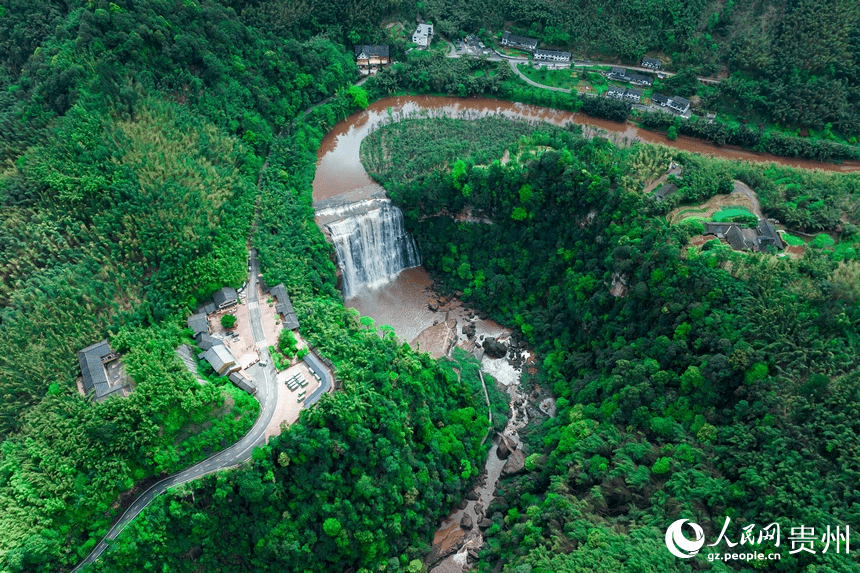 Magnificent scenery of largest waterfall on China's Danxia landforms attracts tourists-1