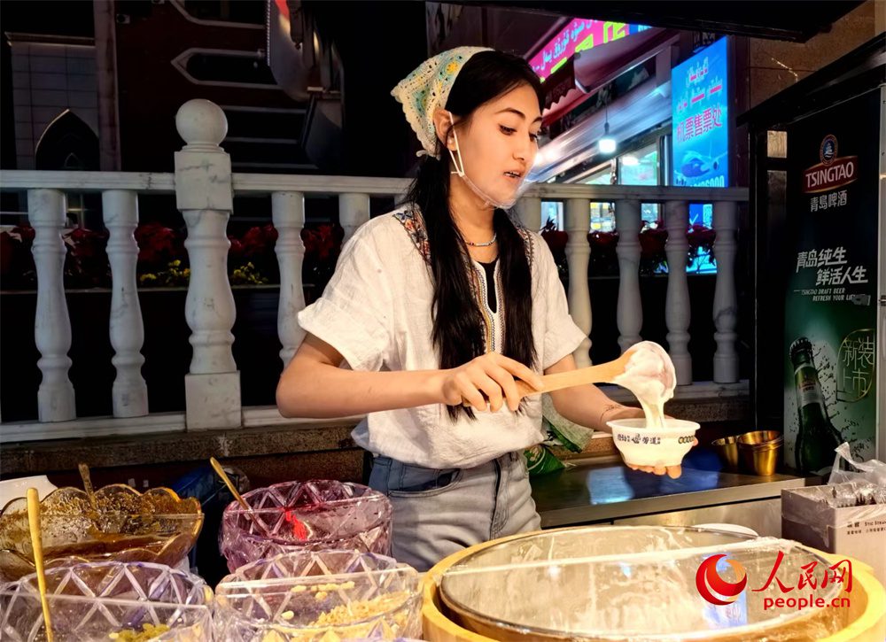 A glimpse of vibrant nightlife at international grand bazaar in NW China's Xinjiang-3