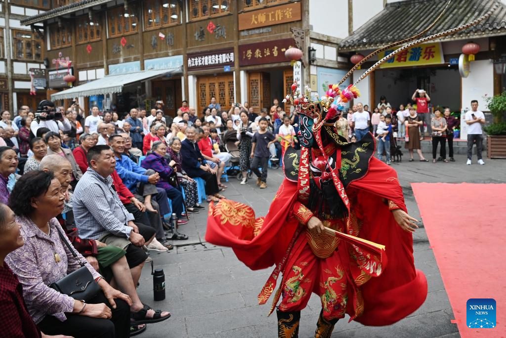 People enjoy 3-day holiday of Dragon Boat Festival across China-1