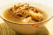 Mushroom and Chicken Soup with Tea Tree Mushrooms-2