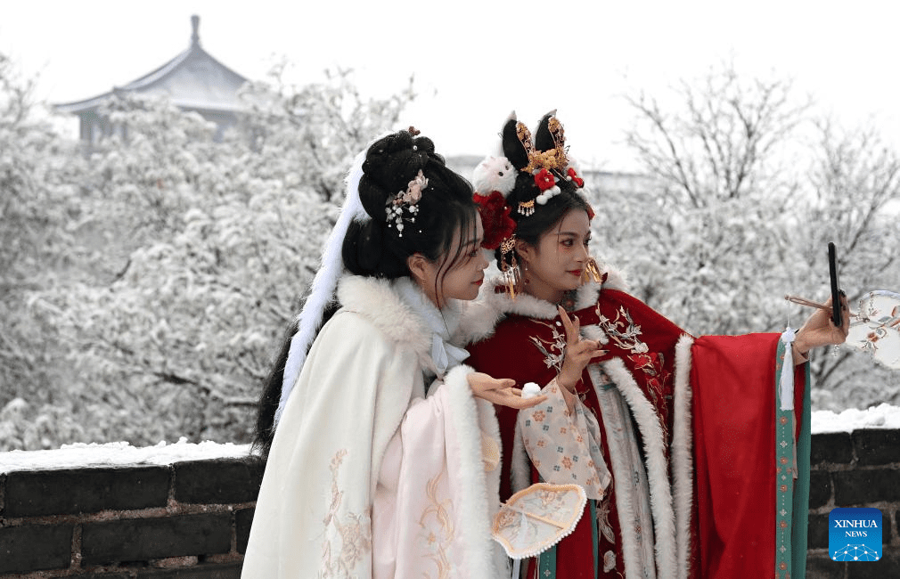 People enjoy snow scenery in Xi'an, NW China's Shaanxi-3