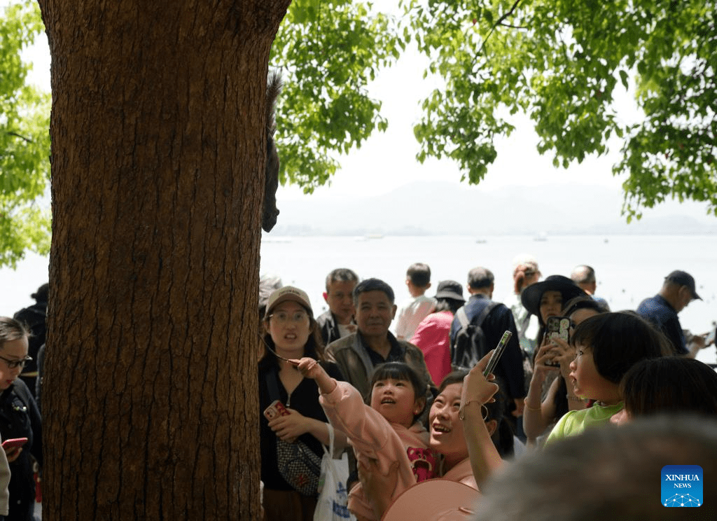 Tourists visit West Lake in Hangzhou, E China-1