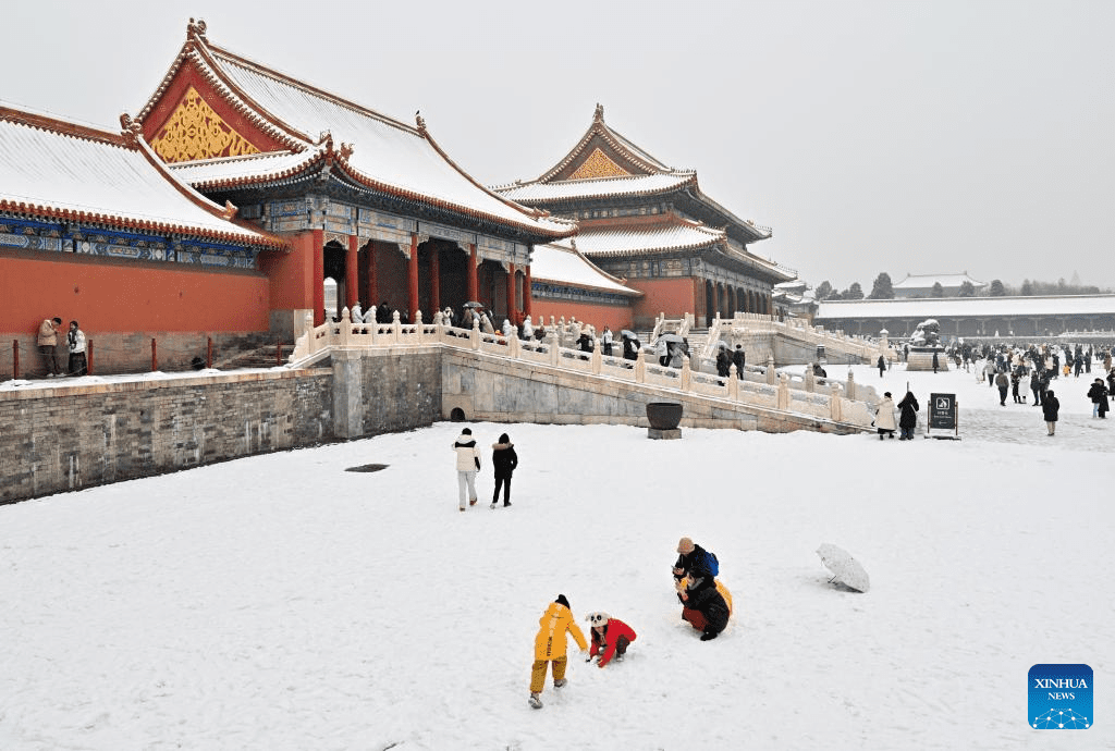 Tourists visit Palace Museum in snow in Beijing-19