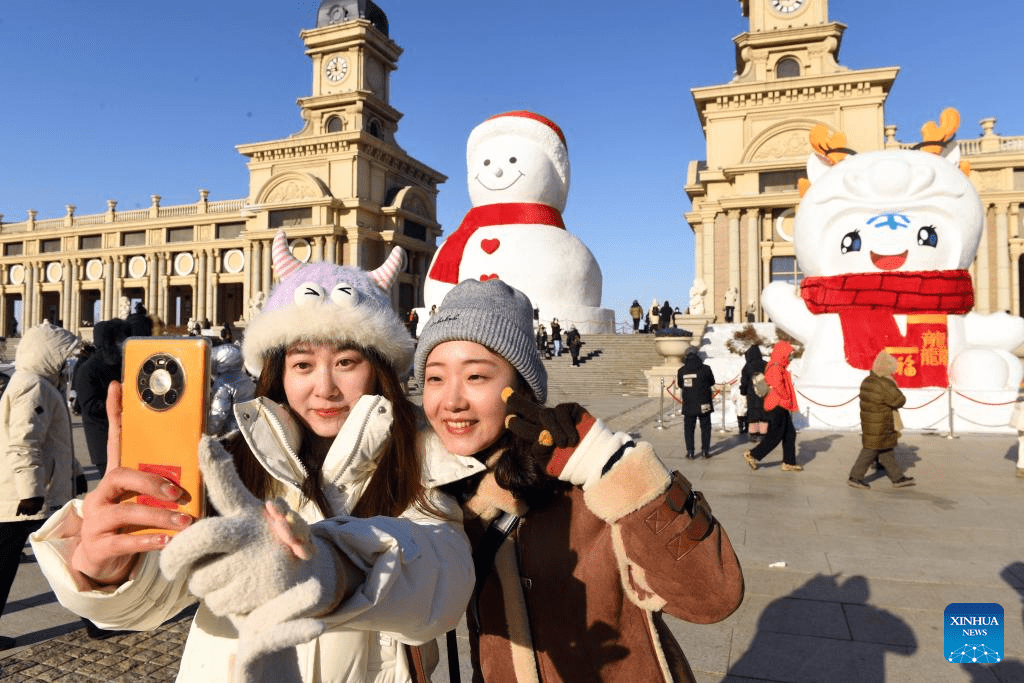 Giant snowman becomes yearly landmark of NE China's Harbin-2