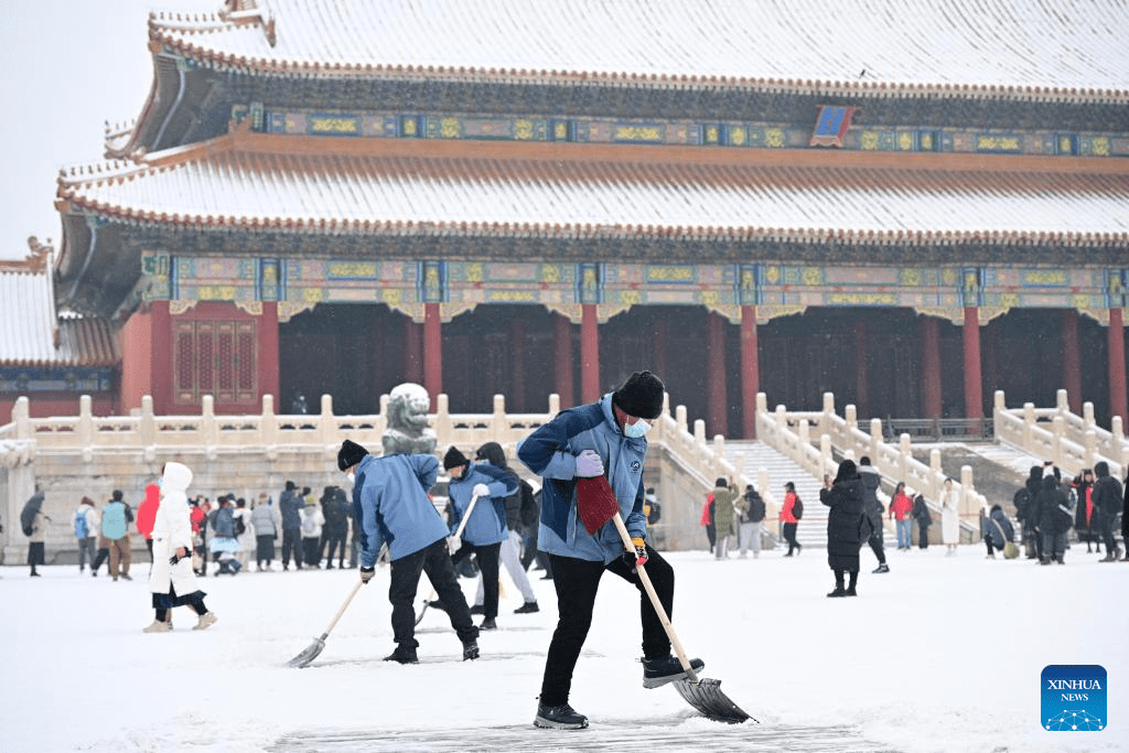 Tourists visit Palace Museum in snow in Beijing-15