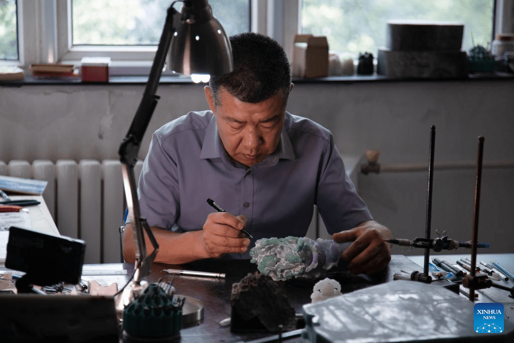 Pic story: inheritor of jade carving art in Beijing-1