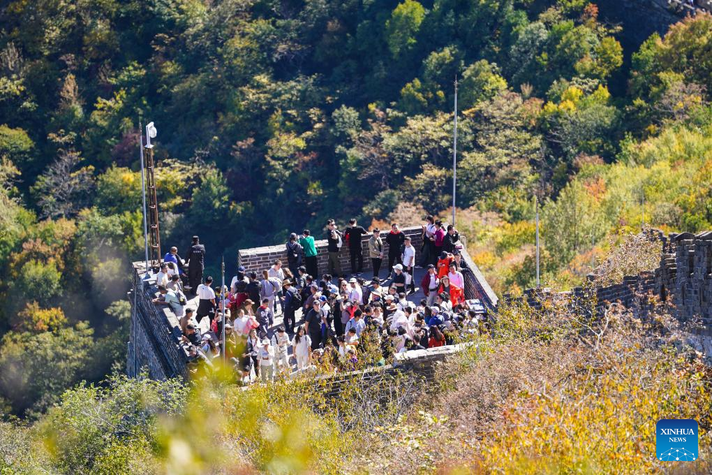 Autumn scenery of Mutianyu section of Great Wall in Beijing-3