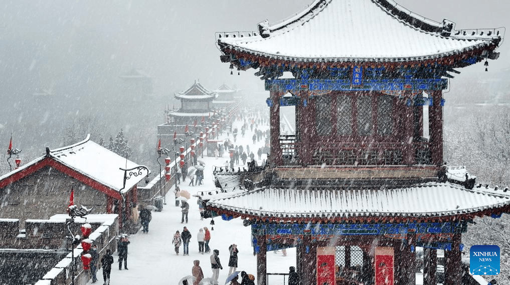 People enjoy snow scenery in Xi'an, NW China's Shaanxi-11