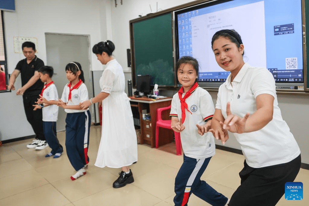 Activities held for students to inherit, develop Qiong Opera in China's Hainan-5