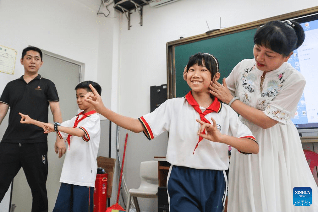 Activities held for students to inherit, develop Qiong Opera in China's Hainan-3