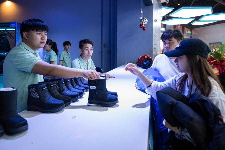 Find something cool in summer! China's indoor ice and snow industry attracts tourists-3