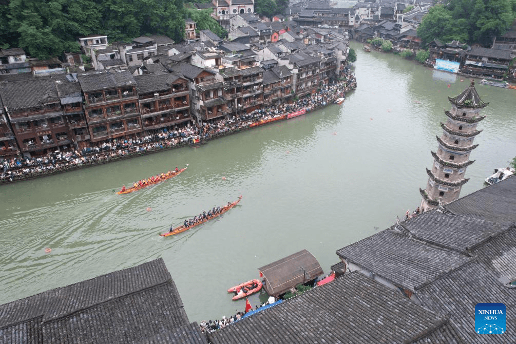 Dragon boat races held across China to mark Duanwu Festival-9