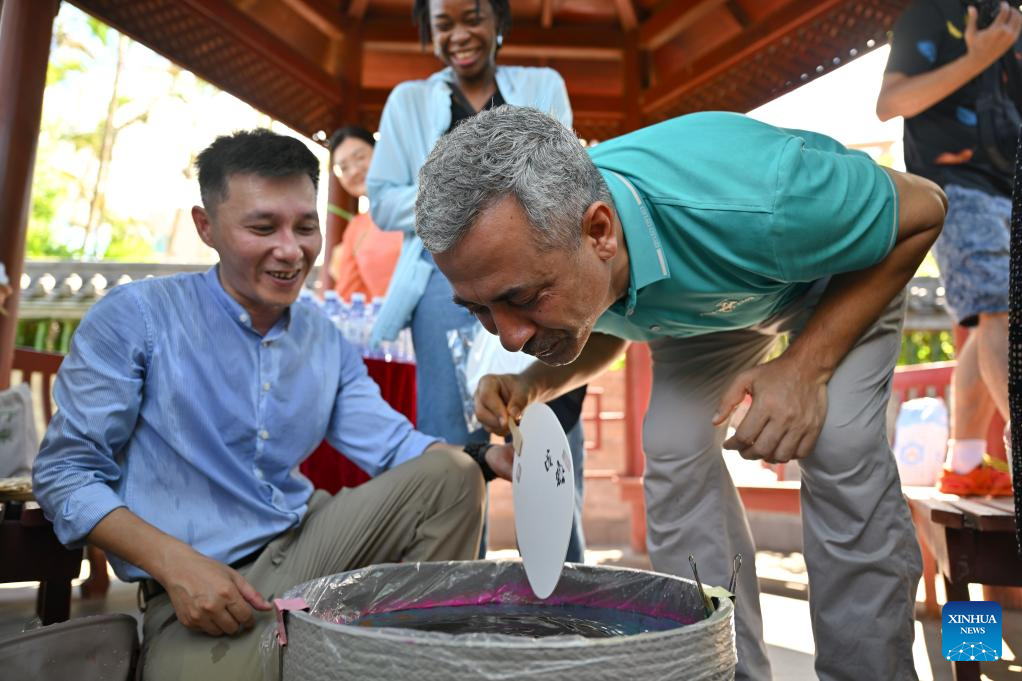 Foreigners learn to make traditional Chinese lacquer fans in Haikou-2