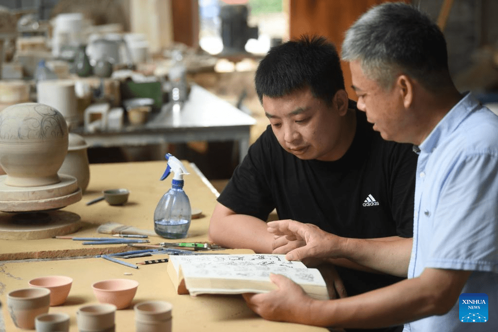 Young porcelain artisan revives celadon ware in ancient Shabu Kiln style-5