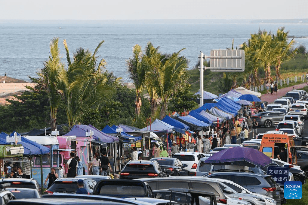 Scenic coastal highway attracts tourists for self-driving tour during holiday in Hainan-1