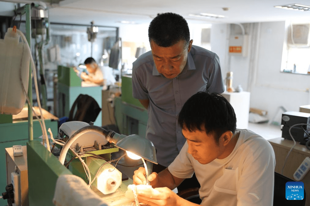 Pic story: inheritor of jade carving art in Beijing-20