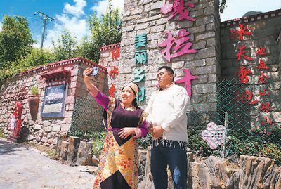 Peach blossoms bring wealth to villagers in Nyingchi, SW China's Xizang-2