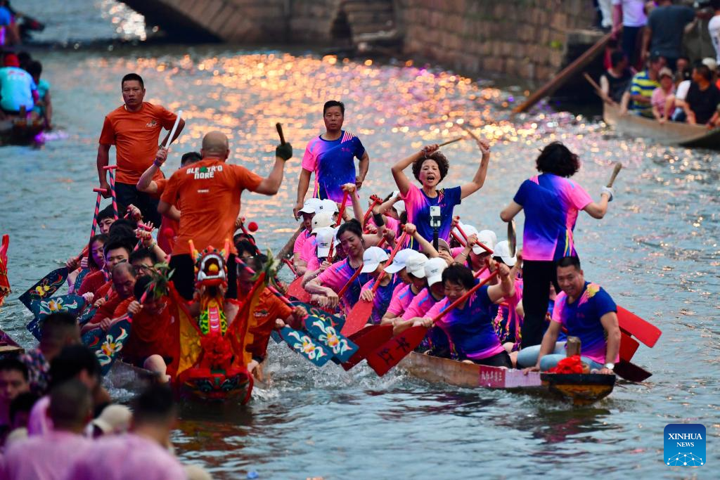 Nighttime dragon boat race held to celebrate Dragon Boat Festival in China's Fujian-15