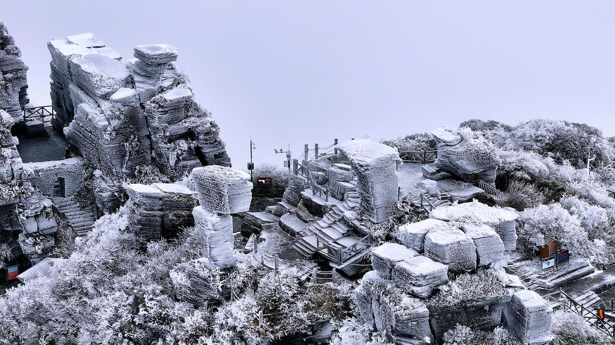 The snowy wonderland of Fanjing Mountain attracts visitors despite coldness-2