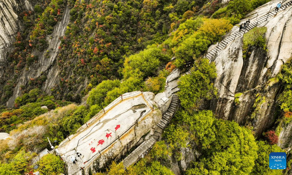 People visit Mount Huashan in NW China's Shaanxi-1