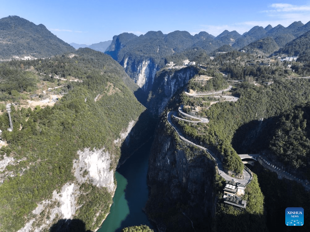 Tourists enjoy view of Pingshan canyon in Hefeng, C China's Hubei-11