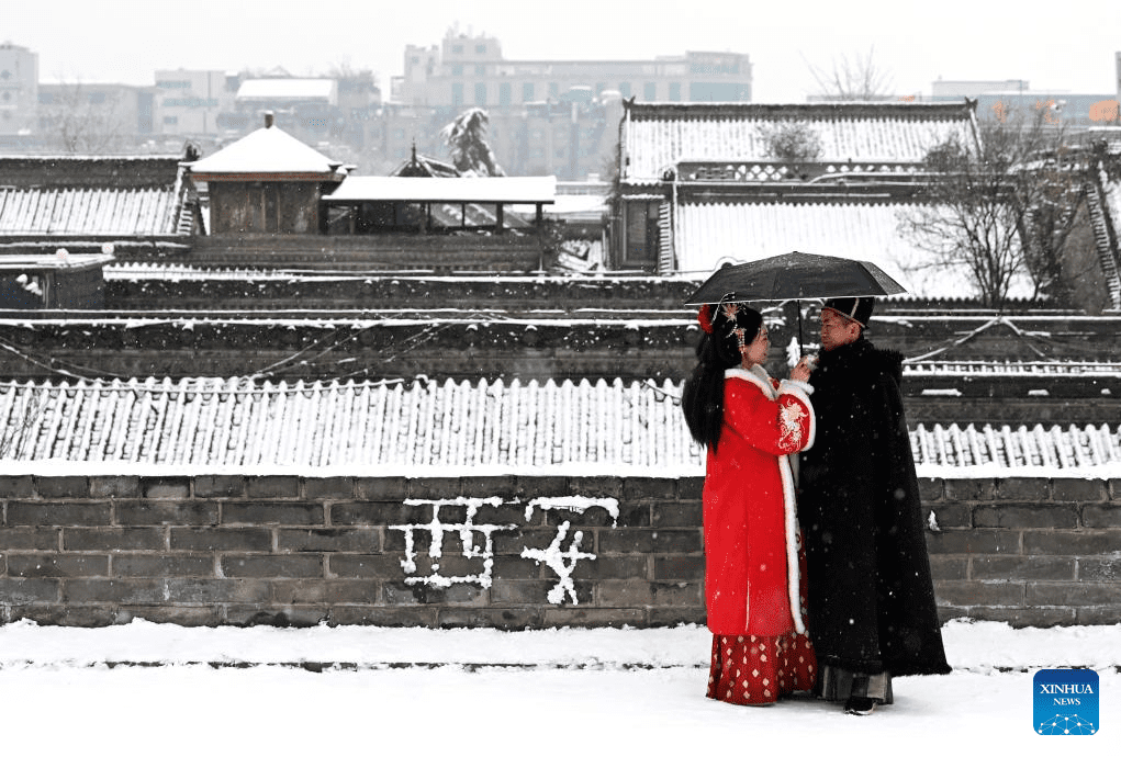 People enjoy snow scenery in Xi'an, NW China's Shaanxi-2