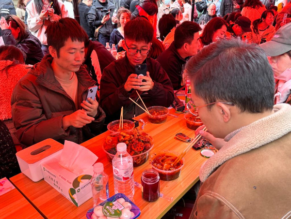 NW China's Tianshui sizzles with visitors flocking to taste local malatang-3