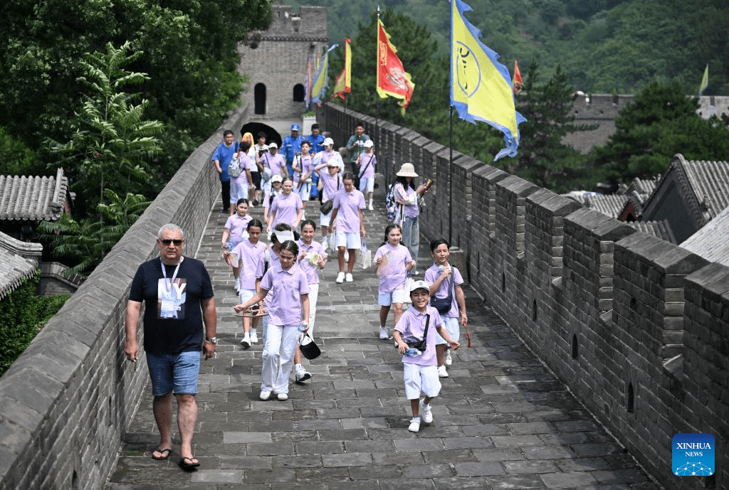 Youngsters visit Huangyaguan section of Great Wall in Tianjin-2