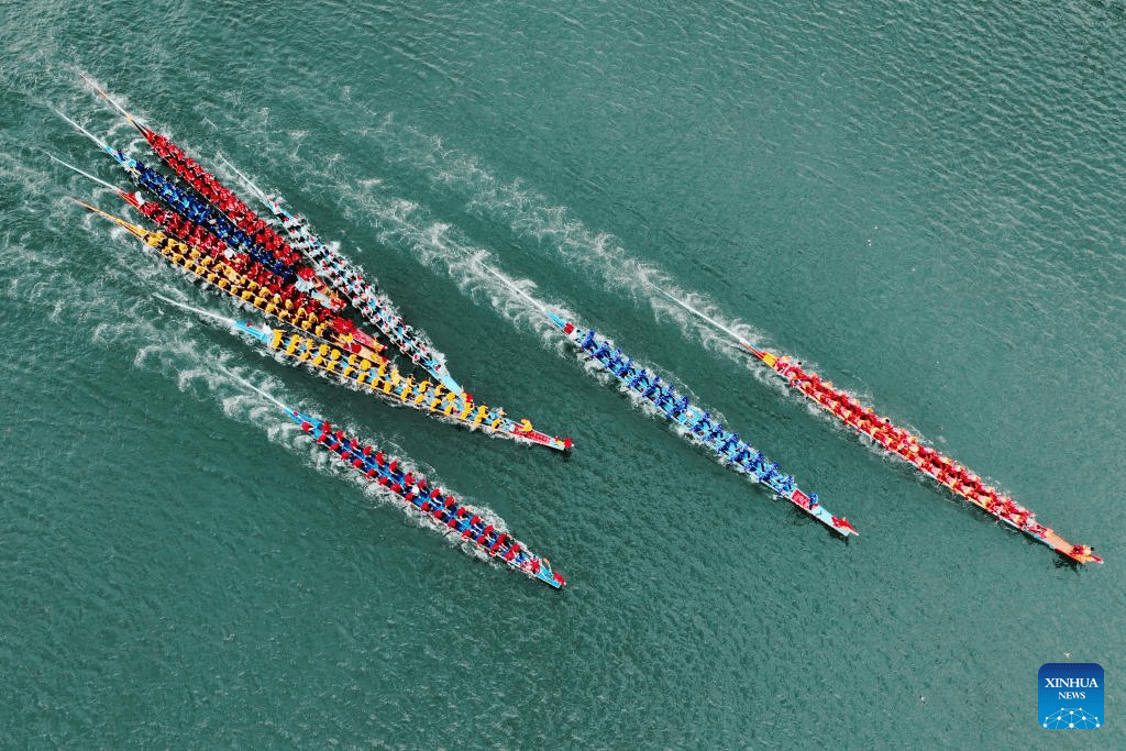 Contestants participate in dragon boat race in Lianjiang County, China's Fujian-5