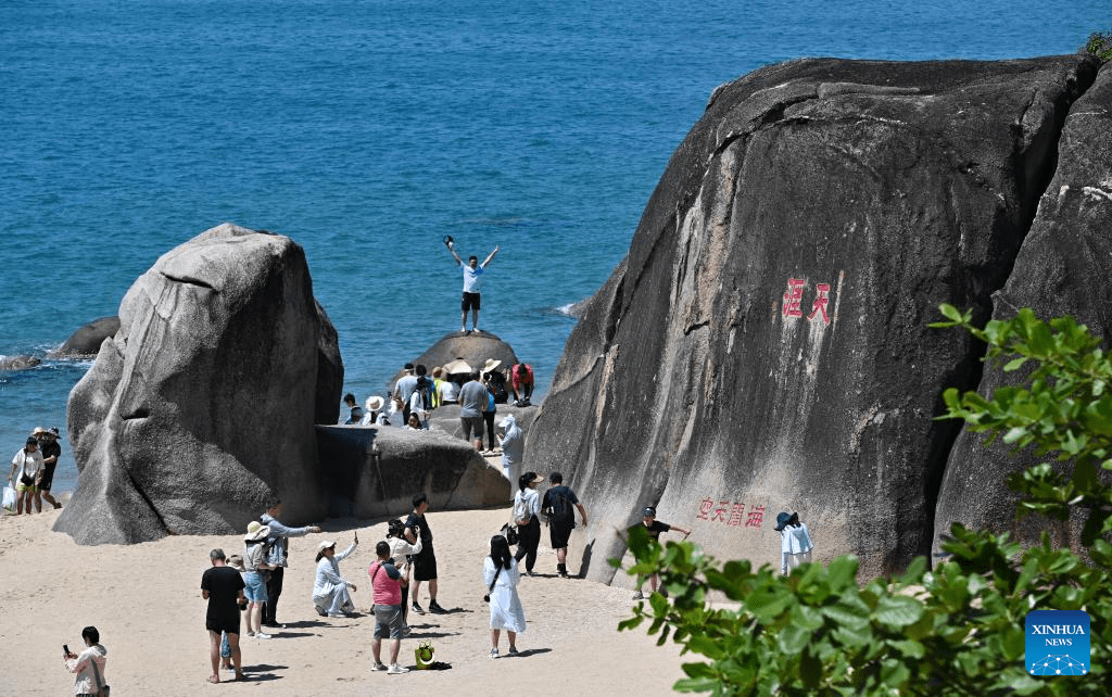 S China's Sanya sees tourism boom during National Day holiday-1