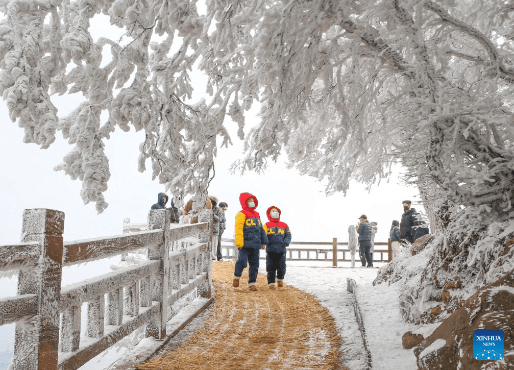 People enjoy rime scenery at Yuntaishan Mountain in Jiangsu, E China-5