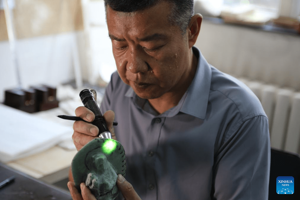 Pic story: inheritor of jade carving art in Beijing-7