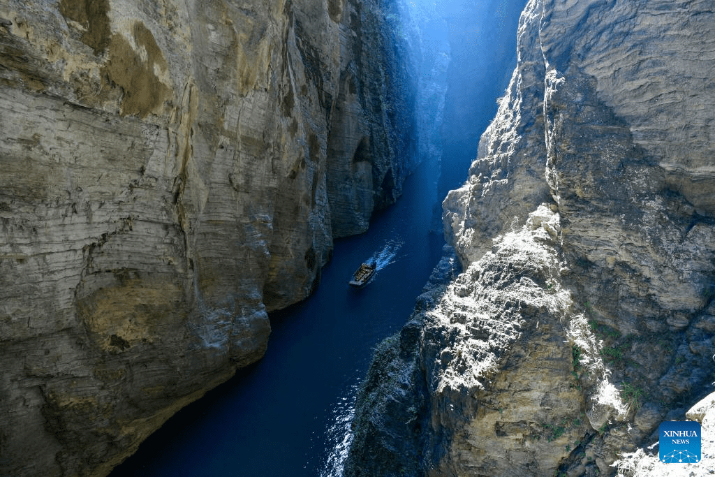 Tourists enjoy view of Pingshan canyon in Hefeng, C China's Hubei-10