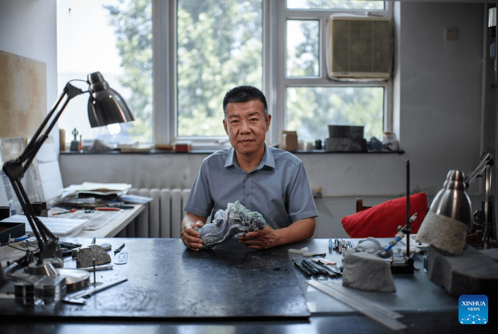 Pic story: inheritor of jade carving art in Beijing-24