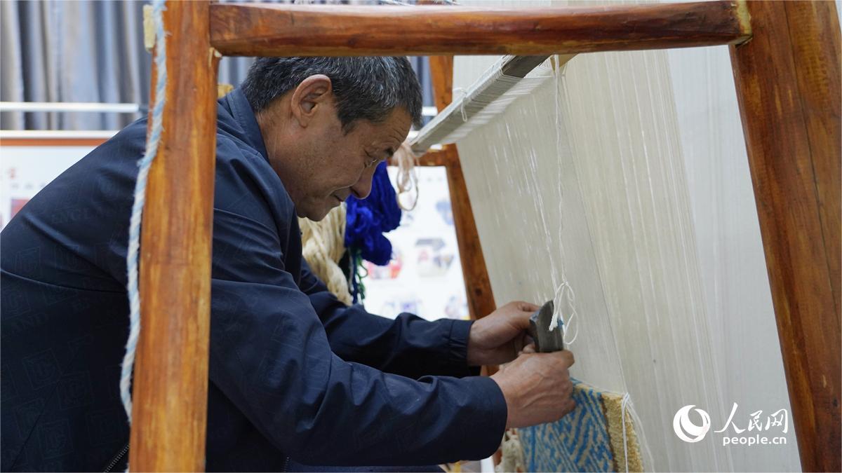 Carpet weaving technique inheritor passes down traditions-1