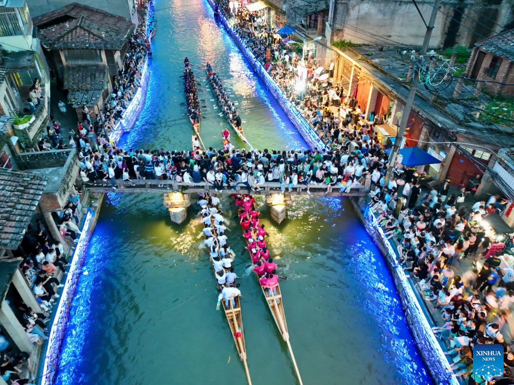 Nighttime dragon boat race held to celebrate Dragon Boat Festival in China's Fujian-3