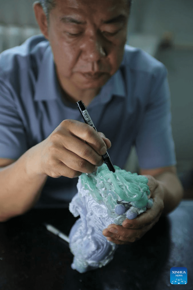 Pic story: inheritor of jade carving art in Beijing-18