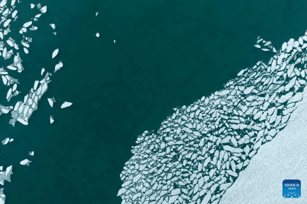 Winter scenery of Mapam Yumco Lake in China's Xizang-1