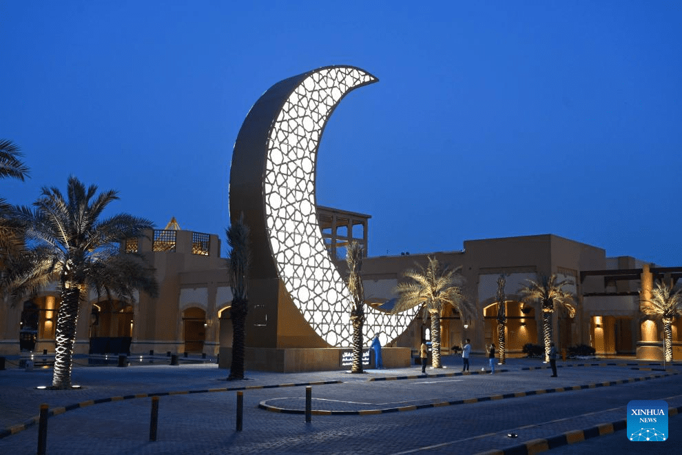 Kuwait sets Guinness World Record for largest illuminated steel sculpture of crescent-2