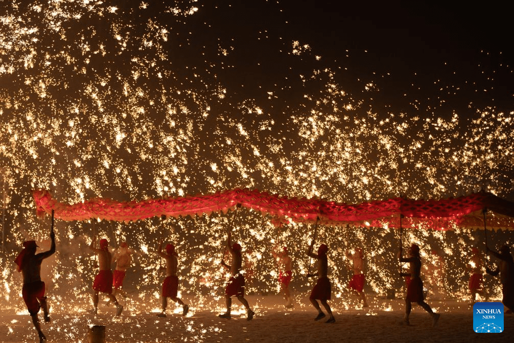 Fire dragon dance show staged for tourists in Harbin-5