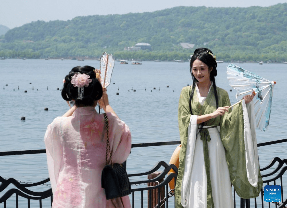 Tourists visit West Lake in Hangzhou, E China-2