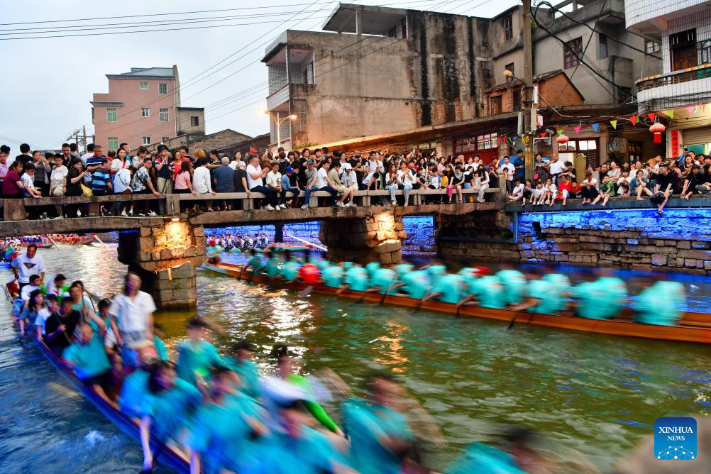 Nighttime dragon boat race held to celebrate Dragon Boat Festival in China's Fujian-5