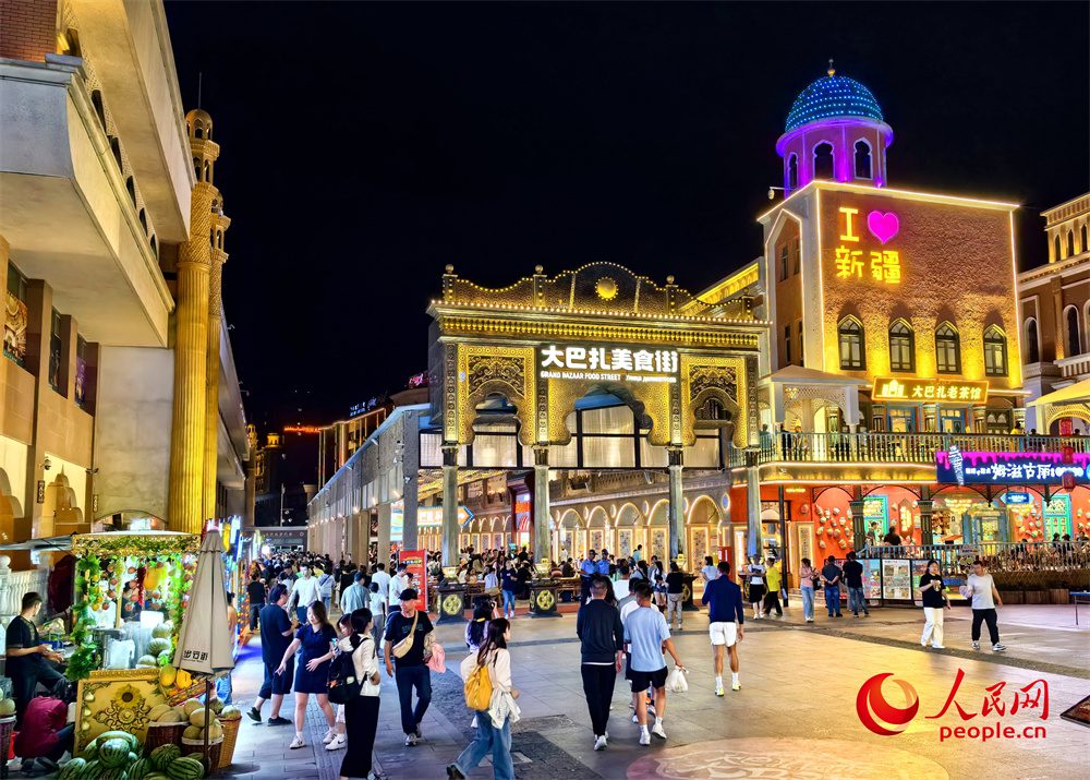 A glimpse of vibrant nightlife at international grand bazaar in NW China's Xinjiang-1