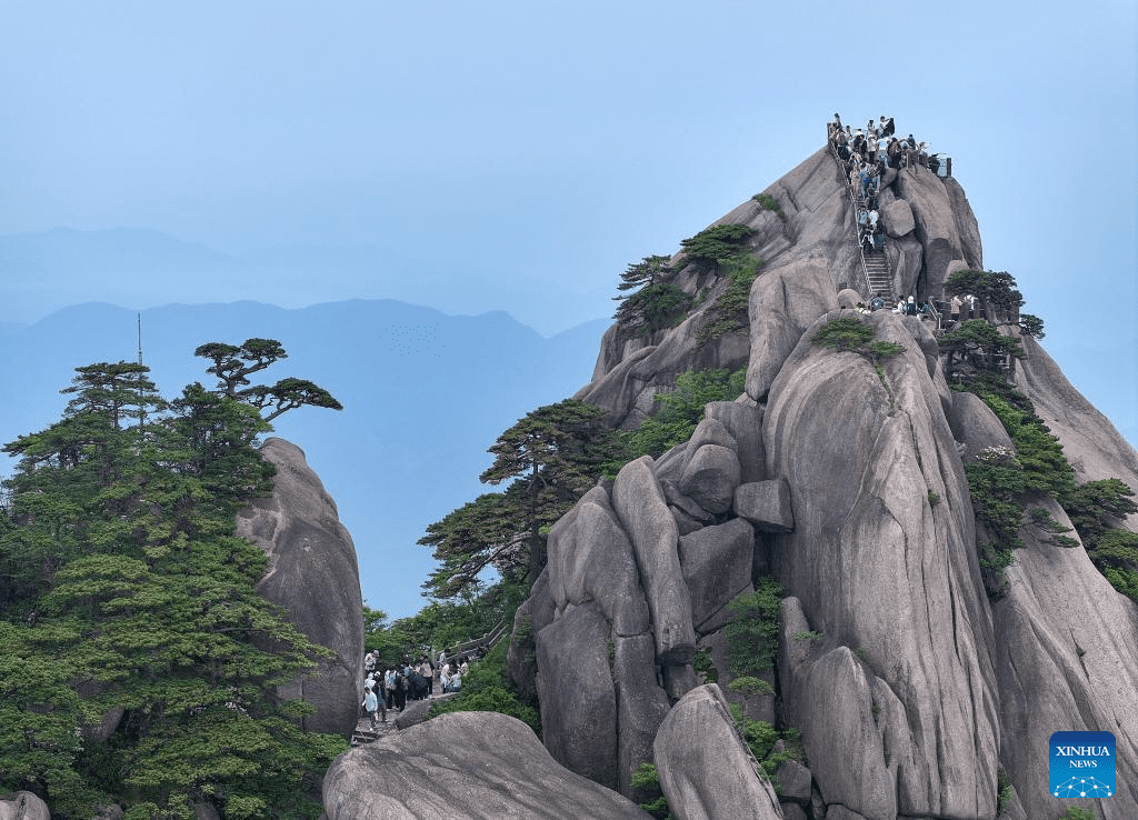 Tiandu peak attracts tourists in Huangshan Mountain scenic area, E China-3