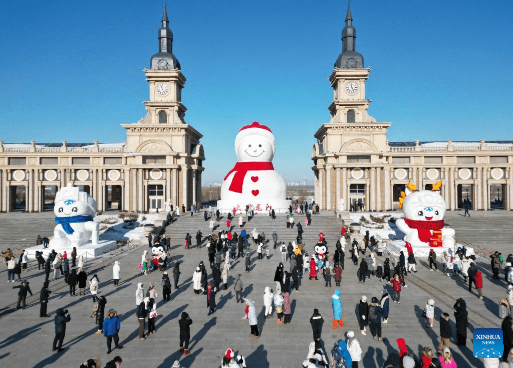 Giant snowman becomes yearly landmark of NE China's Harbin-4