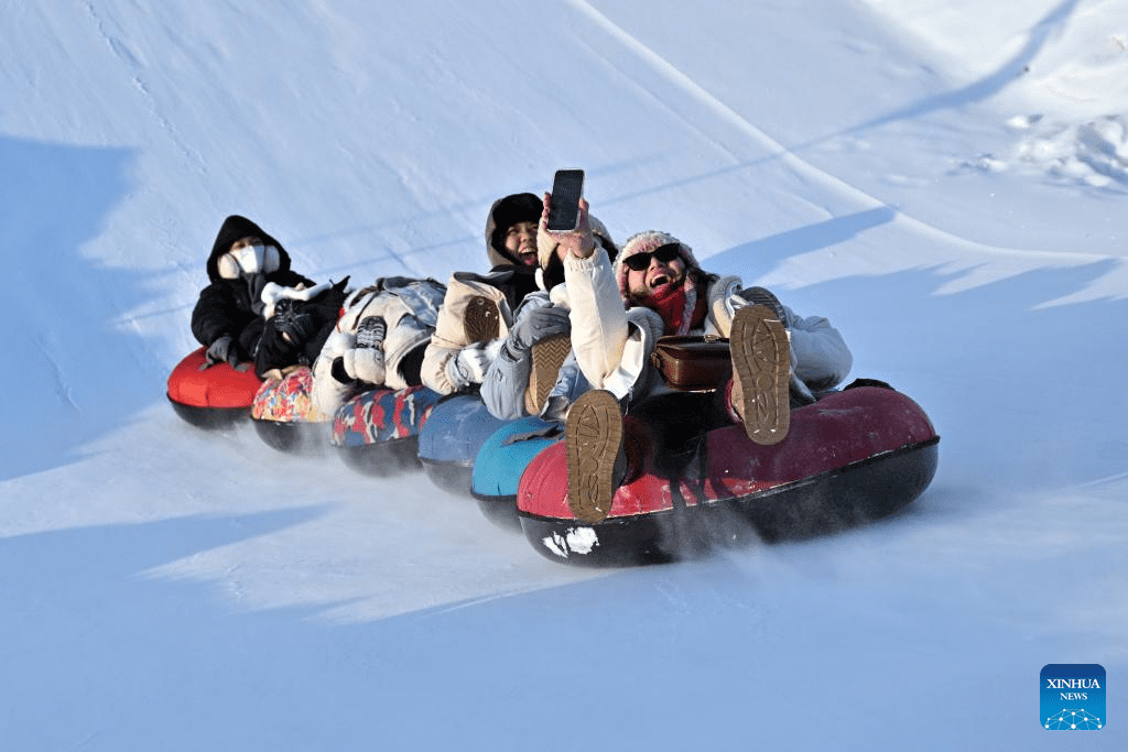 Taiwan students enjoy ice and snow entertainment projects in Changchun-4