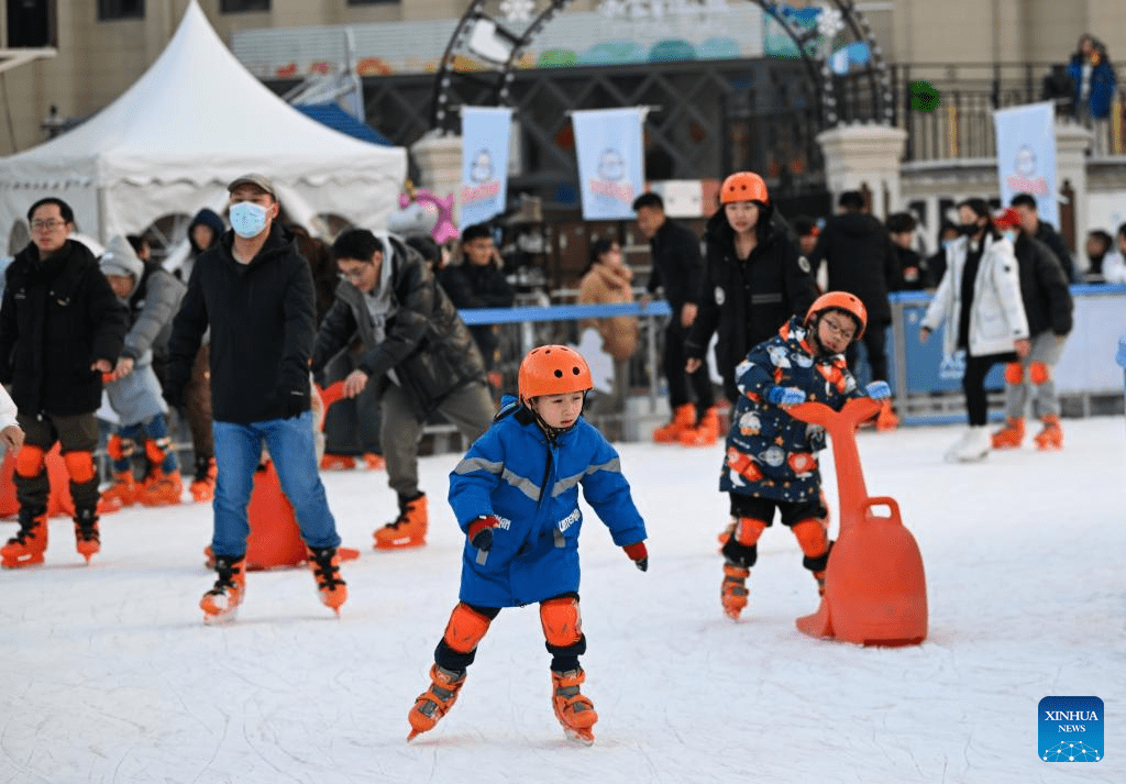 Ice rink opens to public in Tianjin, N China-2