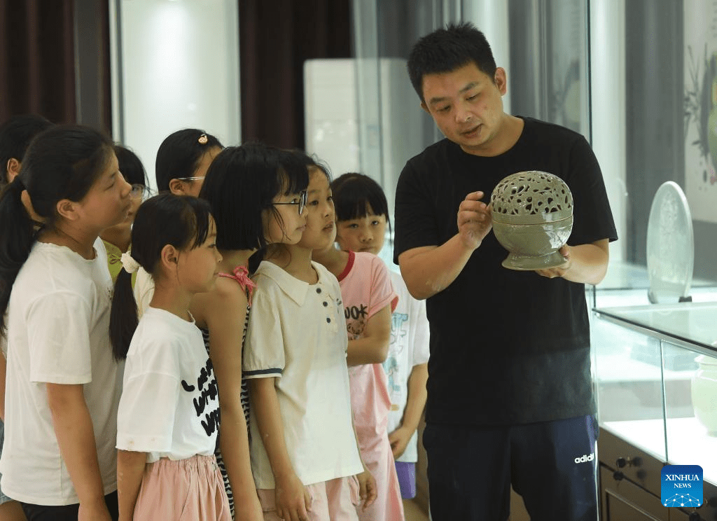 Young porcelain artisan revives celadon ware in ancient Shabu Kiln style-1