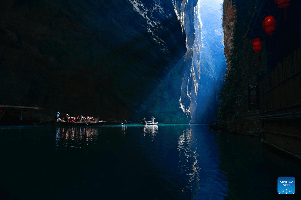 Tourists enjoy view of Pingshan canyon in Hefeng, C China's Hubei-2